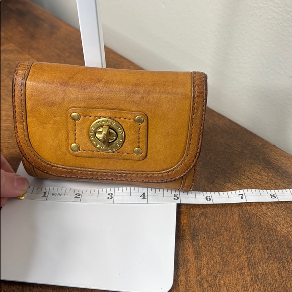 🔥 LOW START Marc Jacobs Brown Leather Turn lock Wallet with Gold Accents - Picture 10 of 12